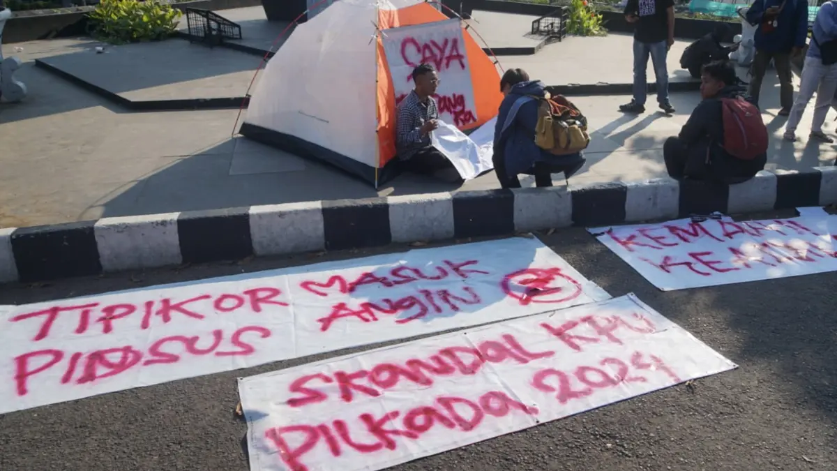 Aksi jahit mulut di Tugu Kujang Kota Bogor. (Sofiansyah/Radar Bogor)