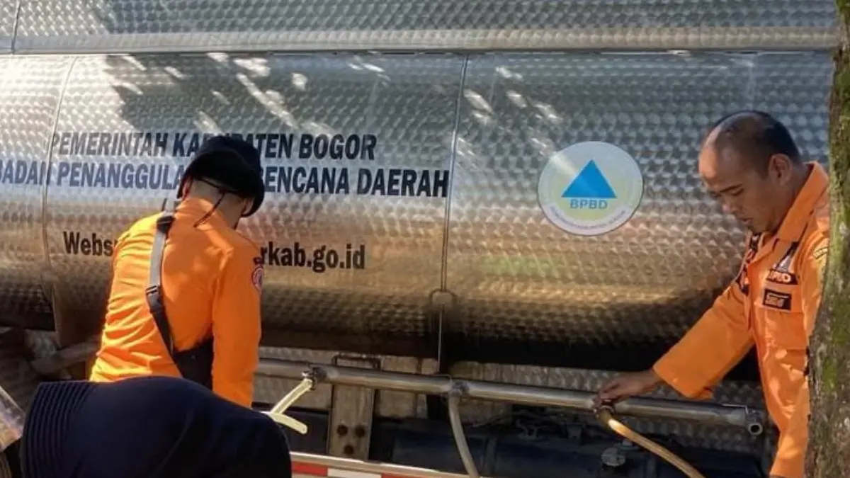 BPBD Kabupaten Bogor saat menyalurkan air bersih di Kampunh Karang Tengah, Desa Karang Tengah, Kecamatan Babakan Madang, Kabupaten Bogor, Jumat, 10 Juli 2026.(Dok. BPBD Kabupaten Bogor)