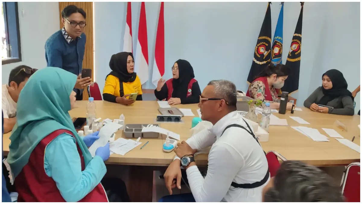 Dinkes Kota Bogor saat melaksanakan cek kesehatan gratis di Markas PWI Kota Bogor. (Foto : PWI Kota Bogor)