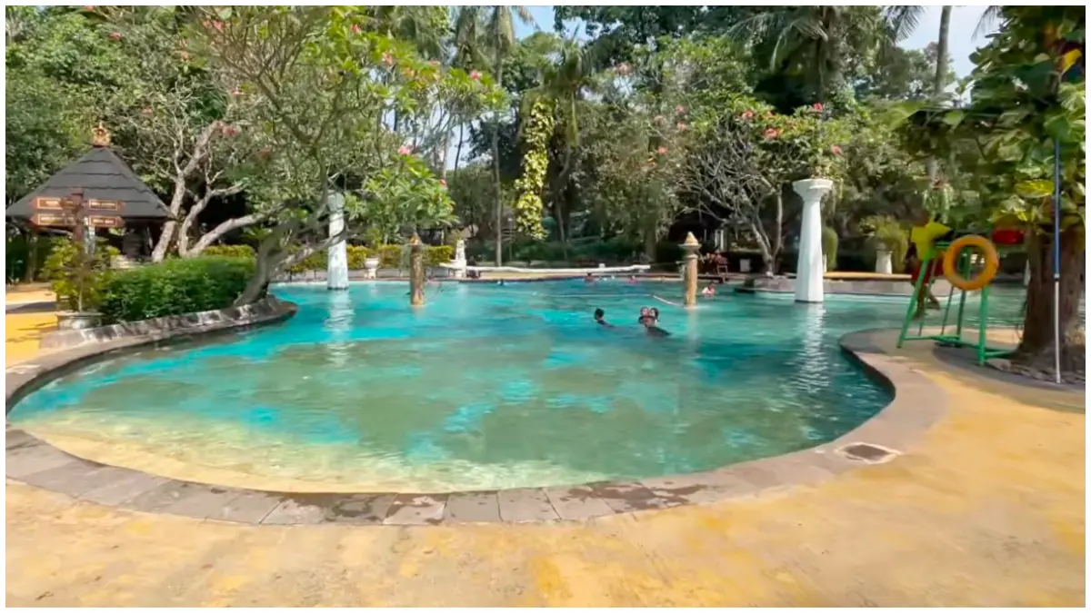 Keseruan bermain air di wahana Waterboom Lippo Cikarang. (Foto: YouTube (YaudaGas)