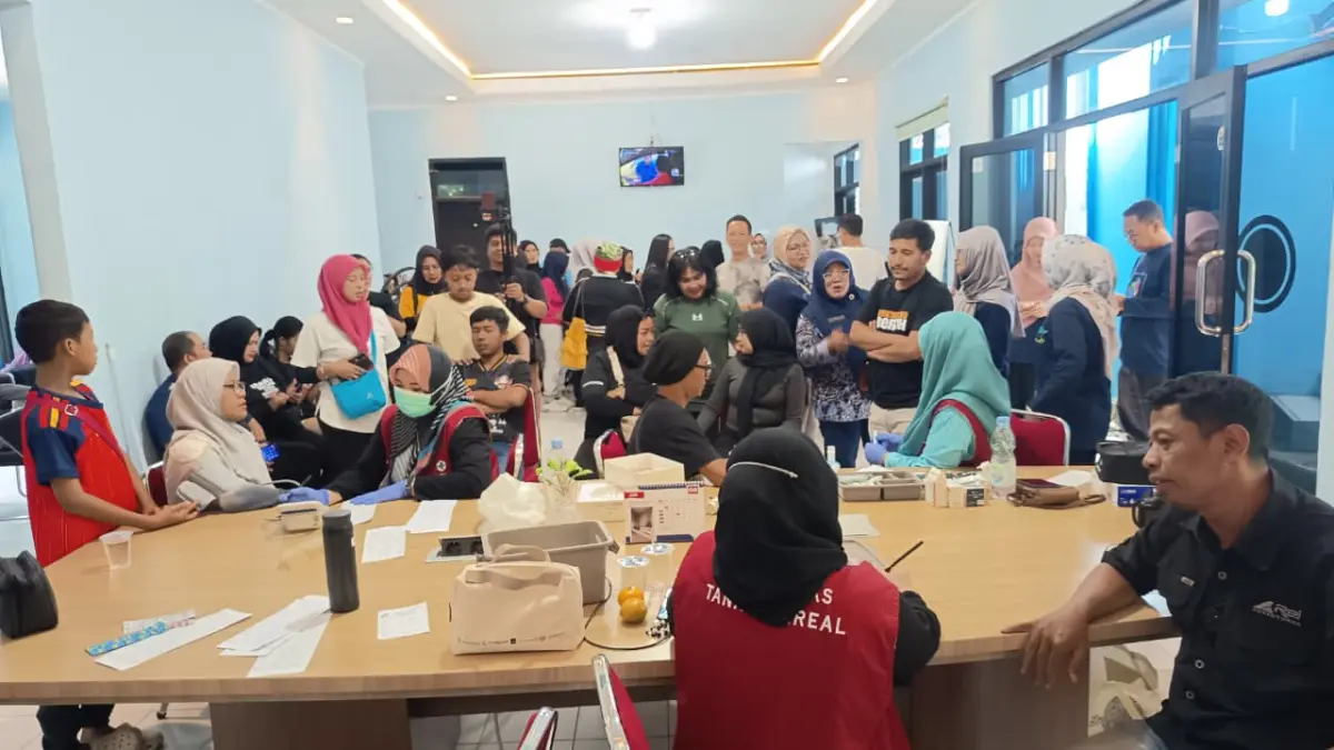 Sejumlah anggota PWI dan IKWI melakukan pengecekan kesehatan gratsi di Mako PWI Kota Bogor