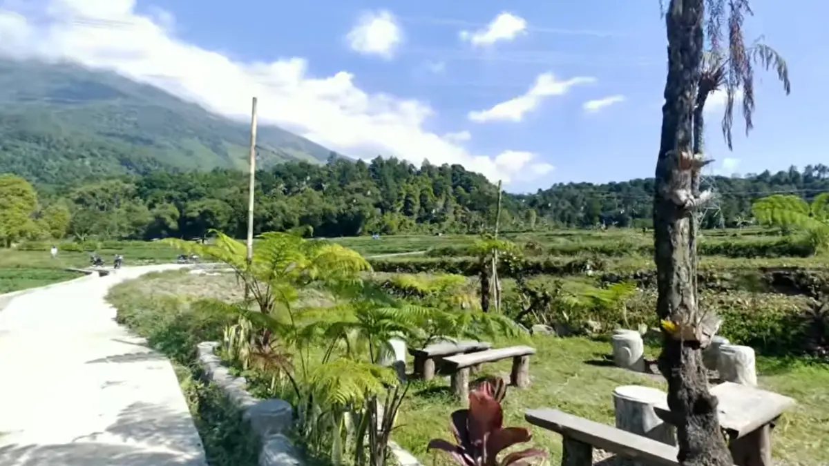 Spot nongkrong di Warkop Kihiyang Kuningan. (YouTube Lebakherang Tv)