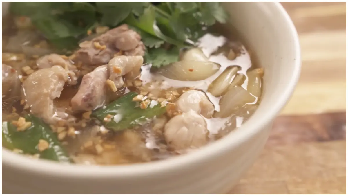 Tampilan Sup Ayam Hainan yang bisa di recook di rumah. (Foto: Kanal Youtube @martinpraja)