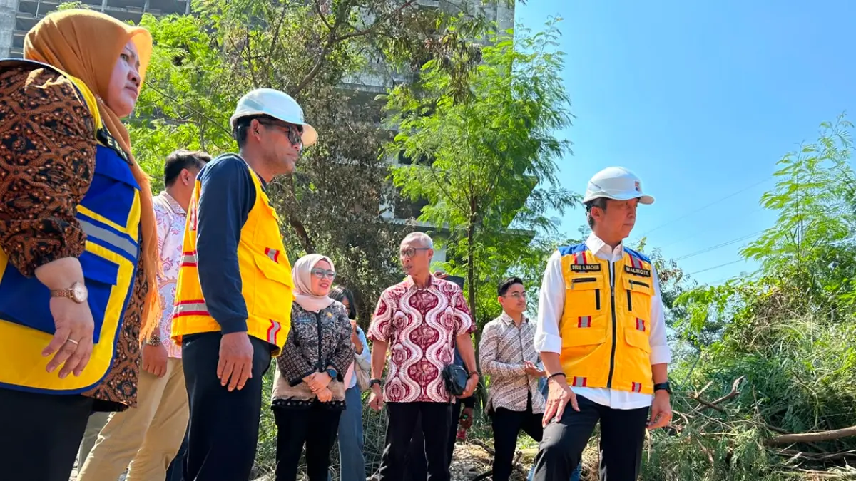 Wali Kota Bogor, Dedie A Rachim saat meninjau jalur R2. (Fauzan/Radar Bogor)