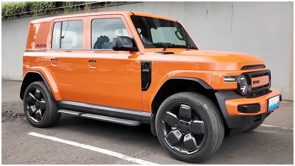 Tampilan depan dan samping iCar V23. (Foto: Kanal YouTube Otodriver)