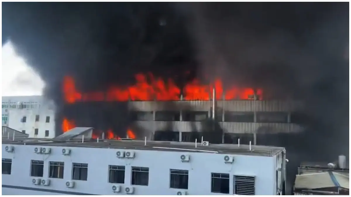 Tangkapan layar dari video CGTN menunjukkan kepulan asap tebal dan kobaran api melalap pabrik sepatu di Jinjiang, Provinsi Fujian. (Foto:&nbsp; akun X @newszg_official dan &nbsp;@CGTNOfficial)&nbsp;