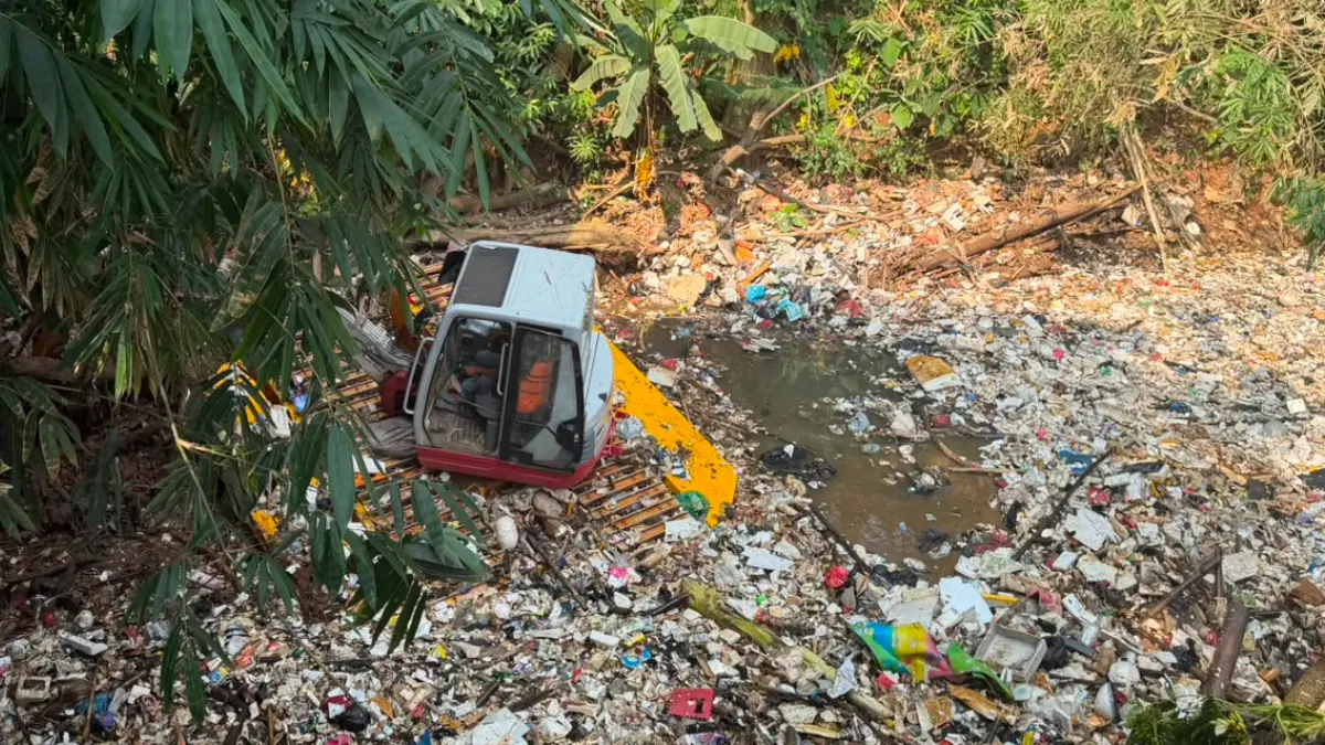 Alat berat diturunkan untuk membersihkan sampah di Kali Baru, Cibinong, Kabupaten Bogor. (Dok. DLH Kabupaten Bogor)