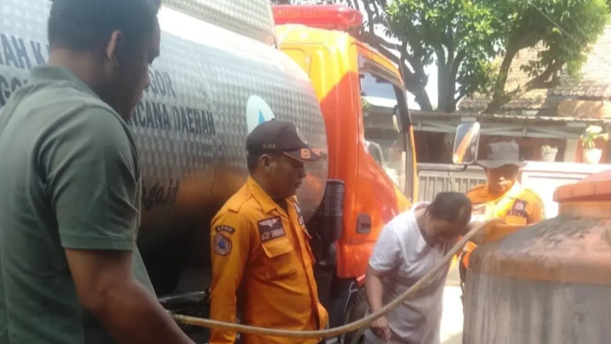 BPBD Kabupaten Bogor mendistribusikan bantuan air bersih di Desa Bantarjaya, Rancabungur, Minggu, 12 Juli 2026. (Dok.BPBD Kabupaten Bogor)