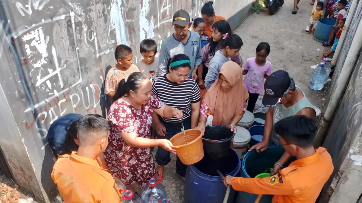 BPBD Kabupaten Bogor saat mendistribusikan air bersih kepada masyarakat. Foto: BPBD for Radar Bogor.