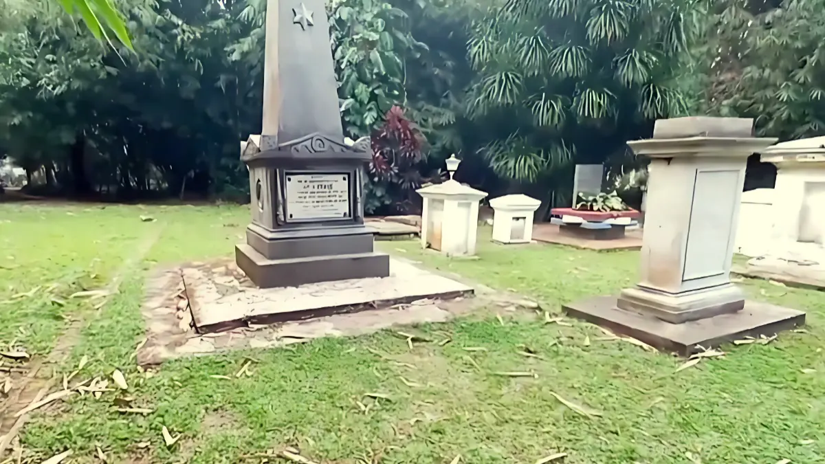 Kompleks pemakaman Belanda di Kebun Raya Bogor.