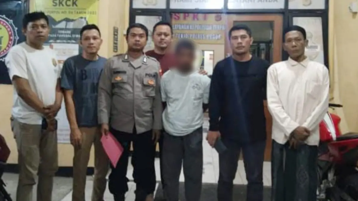 Seorang pria (kaos putih tengah) diamankan petugas Polsek Tenjo, Kabupaten Bogor. (Dok. Polsek Tenjo)