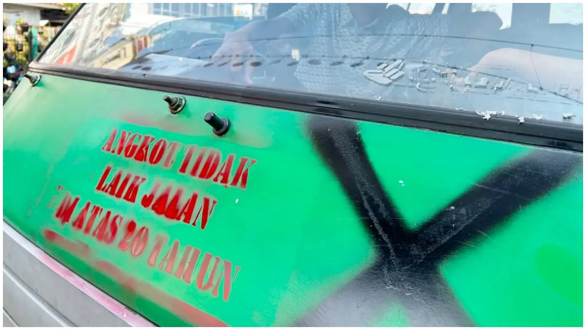 Angkot tua milik Chairil yang sudah dua kali terjaring razia. (Foto : Fauzan/Radar Bogor)