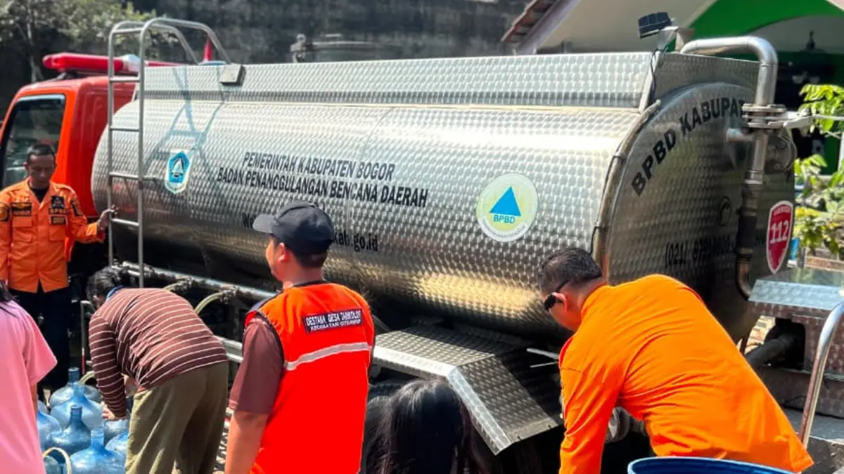 BPBD Kabupaten Bogor mendistribusikan air bersih di Kampung Bojong, Desa Tarikolot, Kecamatan Citeureup, Kabupaten Bogor, Senin, 13 Juli 2026. (Dok. BPBD Kabupaten Bogor)