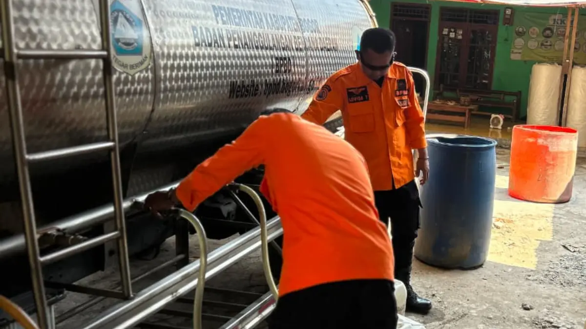 BPBD Kabupaten Bogor mendistribusikan air bersih di Kampung Bojong, Desa Tarikolot, Kecamatan Citeureup, Kabupaten Bogor, Senin, 13 Juli 2026. (Dok. BPBD Kabupaten Bogor)