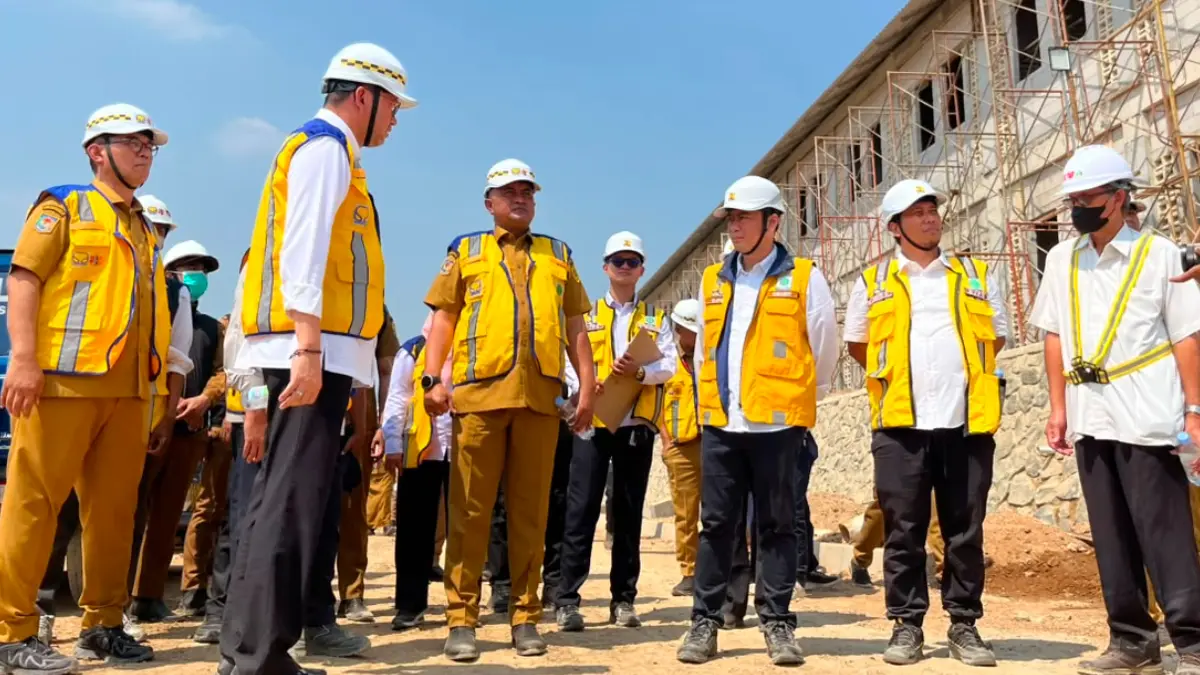 Bupati Bogor Rudy Susmanto bersama Sekjen Kementerian Sosial (Kemensos) RI, Robben Rico meninjau lokasi pembangunan Sekolah Rakyat di Desa Sipak, Jasinga Senin, 13 Juli 2026. (Septi N/Radar Bogor)