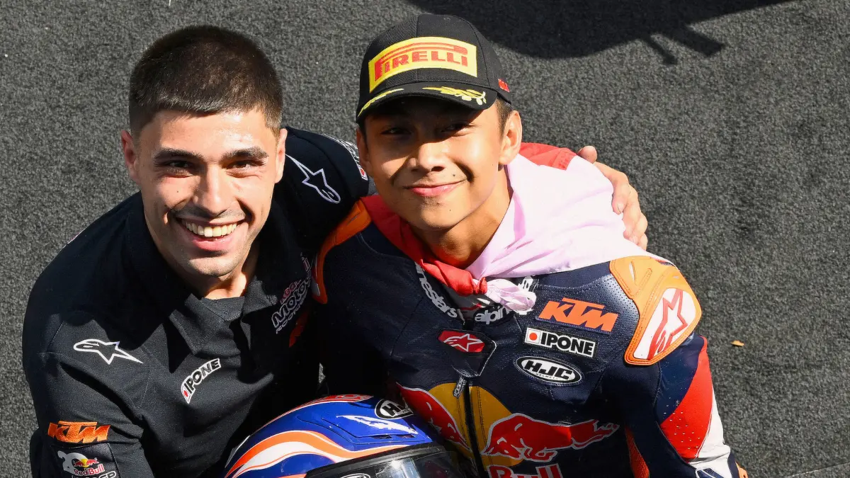 Kiandra Ramadhipa (kanan) raih kemenangan kedua di Red Bull MotoGP Rookies Cup 2026. Foto: Instagram