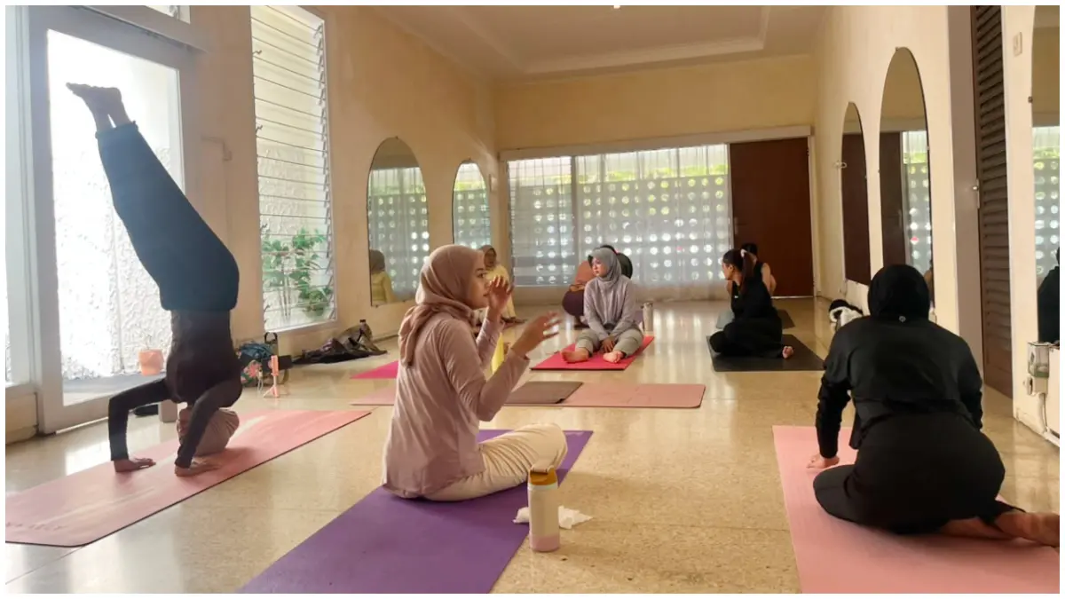 Olahraga yoga yang dilakukan di salah satu cafe di Kota Bogor. (Foto: Fikri/Radar Bogor)