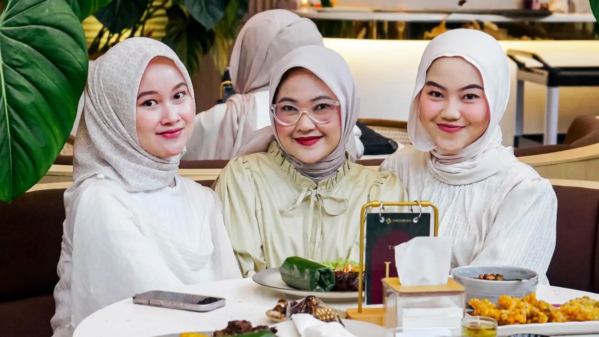 Pengunjung resto di Bogor yang family friendly, bernama Saroempoen. Foto: Instagram