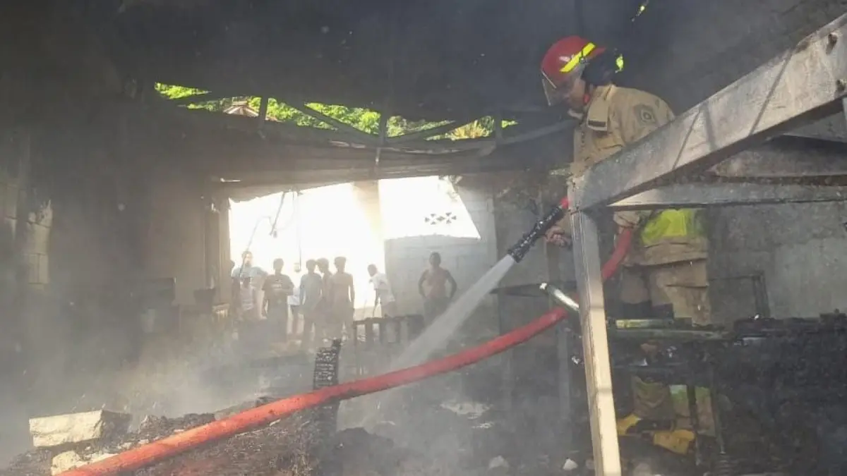 Petugas Damkar saat memadamkan api di Desa Susukan, Kecamatan Bojonggede, Kabupaten Bogor, Senin, 13 Juli 2026. (Dok. Damkar Kabupaten Bogor)