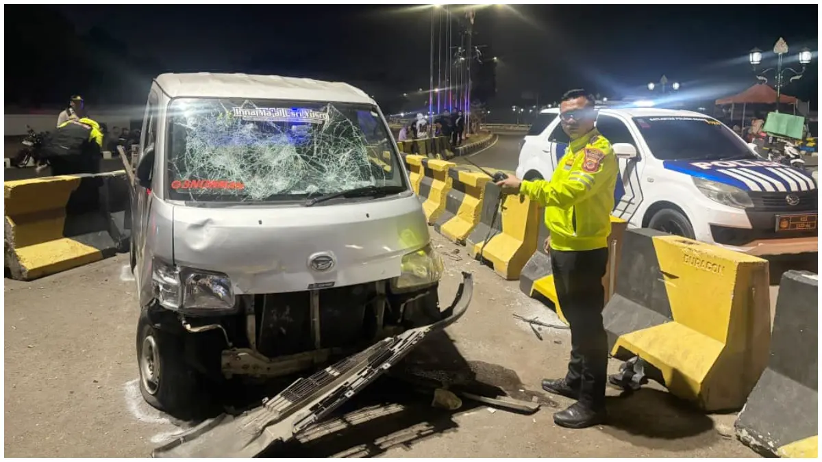 Petugas Kepolisian saat olah TKP Laka Lantas di Pakansari Cibinong Bogor. (Foto : Polisi for Radar Bogor)