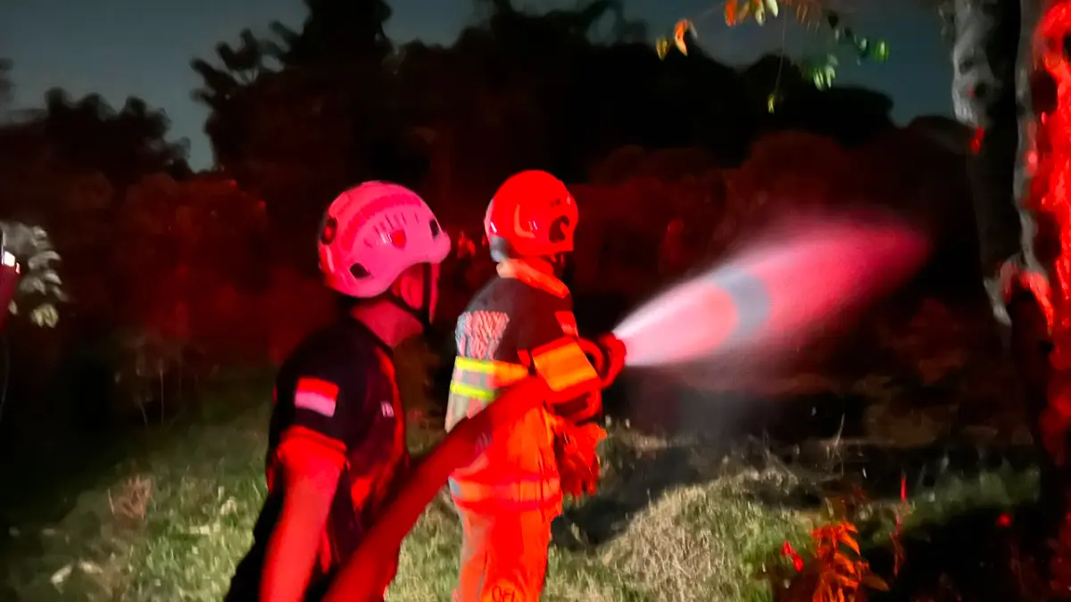 Proses pemadaman lahan yang kebakaran di perbatasan Cijeruk, Kabupaten Bogor dan wilayah Kecamatan Bogor Selatan, Kota Bogor. (Fauzan/Radar Bogor)