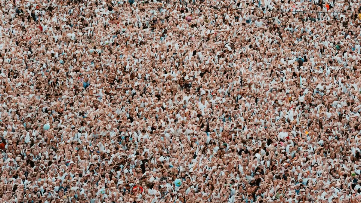 Puluhan ribu kepala botak penuhi konser Pitbull. Foto: Instagram