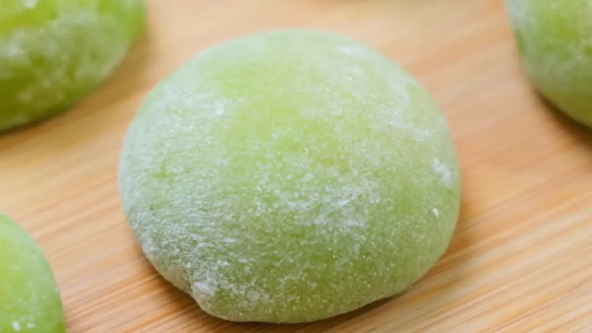 Resep cemilan mochi pisang ijo. (Foto: YouTube Luvita Ho)