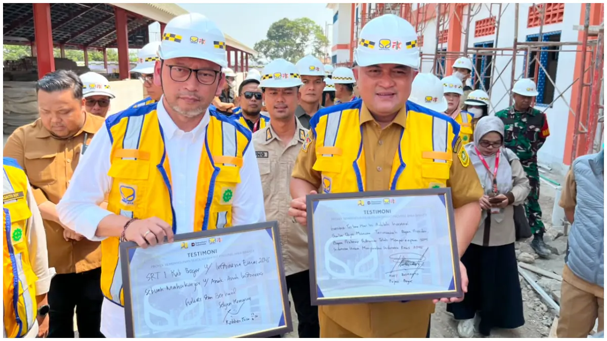 Sekjen Kemensos, Robben Rico mendampingi Bupati Bogor, Rudy Susmanto meninjau lokasi pembangunan Sekolah Rakyat di Desa Sipak, Jasinga pada Senin 13 Juli 2026. (Foto : Septi Nulawam/Radar Bogor)