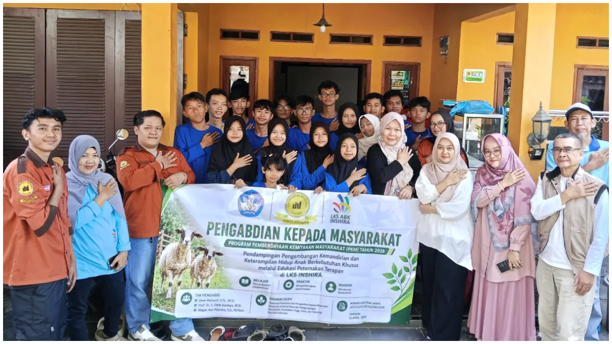 Tim PKM Progam Studi Peternakan Fakultas Pertanian Unida Bogor bersama mahasiswa, pengurus, dan peserta LKS ABK INSHIRA usai pelaksanaan kegiatan edukasi peternakan terapan.