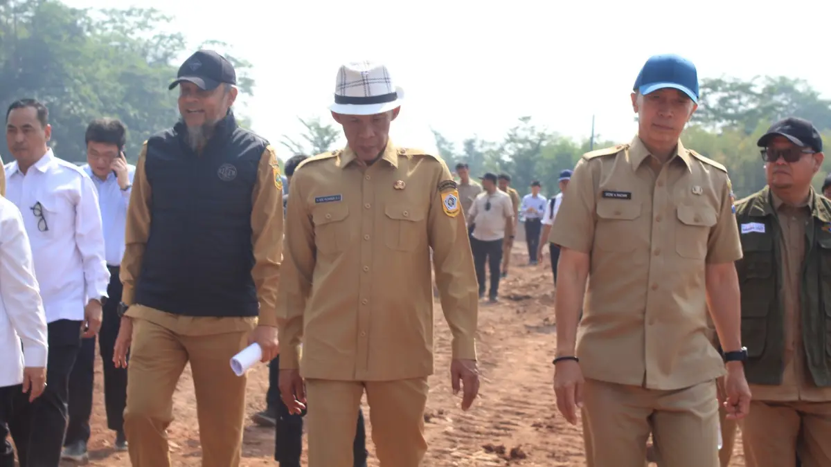 Wakil Bupati Bogor Ade Ruhandi (Jaro Ade) bersama Wali Kota Bogor Dedie A Rachim meninjau lokasi proyek PSEL Bogor Raya di Desa Galuga, Cibungbulang, Senin, 13 Juli 2026. (Dok. Diskominfo Kabupaten Bogor)