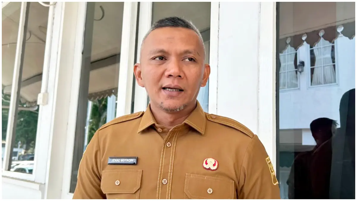 Wakil Wali Kota Bogor Jenal Mutaqin geram dengan ulah angkot tua yang masih mengaspal meski sudah ditandai coretan. (Foto : Fauzan/Radar Bogor)