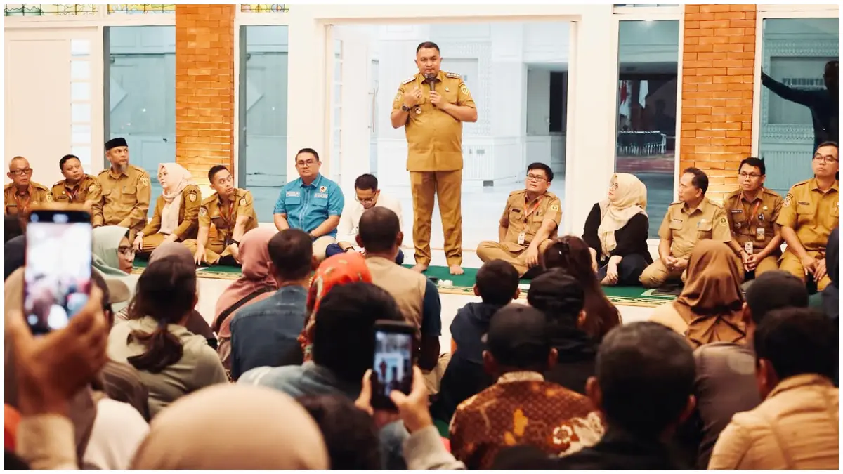 Bupati Bogor, Rudy Susmanto saat menyampaikan informasi kepada para pedagang di kawasan Alun-Alun Tegar Beriman. (Foto: Diskominfo)