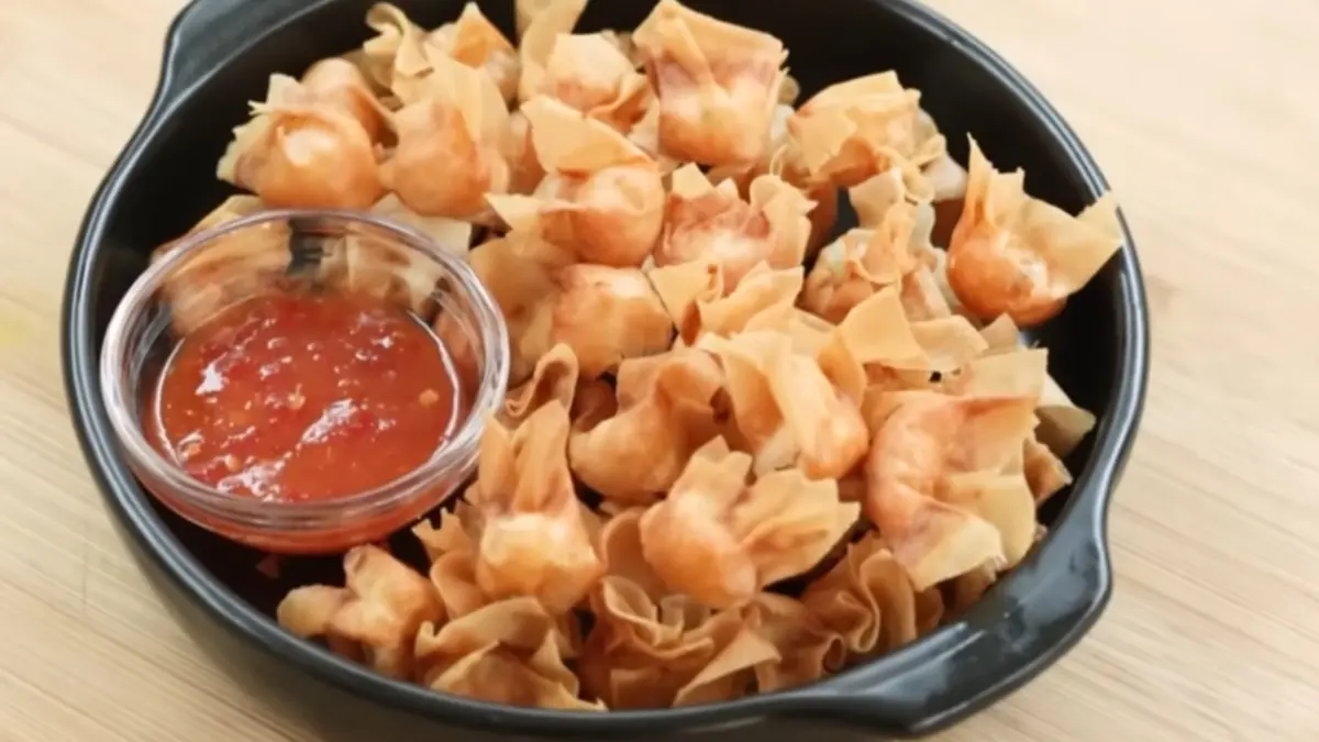 Cemilan Mini crispy wonton. (Foto: YouTube Devina Hermawan)