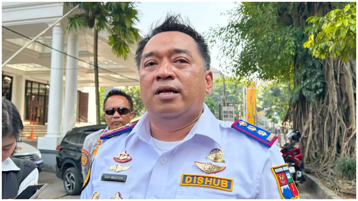Kepala Bidang Angkutan Dishub Kota Bogor, Doddy Wahyudin saat menjelaskan soal angkot tua. (Foto : Fauzan/Radar Bogor)