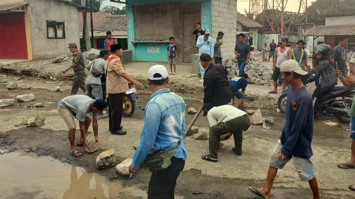 Kesal, warga Jagabaya Kecamatan Parungpanjang Bogor blokade jalan provinsi Jawa Barat, Selasa 14 Juli 2026.  (Nasir/ Radar Bogor)