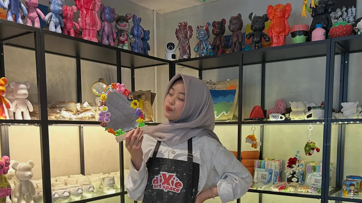 Keseruan salah satu warga Bogor berkreasi di Dixie Art Space. Foto: Instagram Dixie Art Space