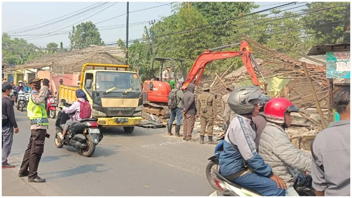 Petugas gabungan saat menertibkan bangunan liar di atas saluran irigasi di Desa Cogreg, Parung, Selasa 14 Juli 2026. (Foto : Polsek Parung)