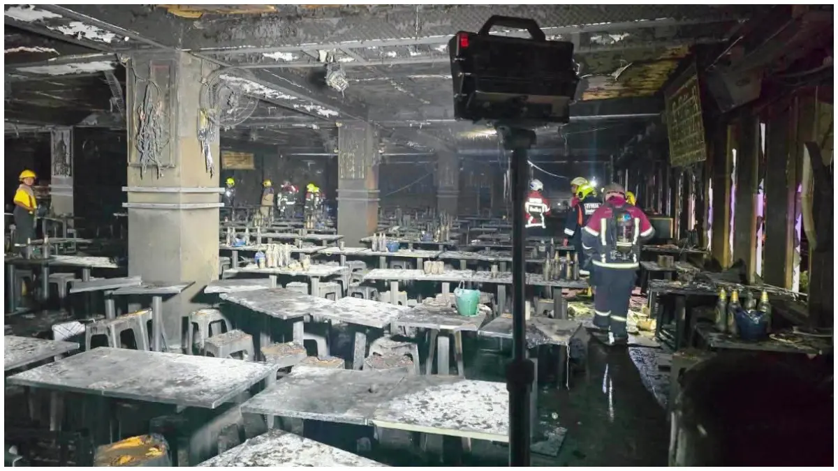 Petugas pemadam kebakaran menyisir area bar yang hangus terbakar di Bangkok, Thailand, setelah api berhasil dipadamkan.&nbsp;(Foto: akun X @The_pattayaNews)&nbsp;