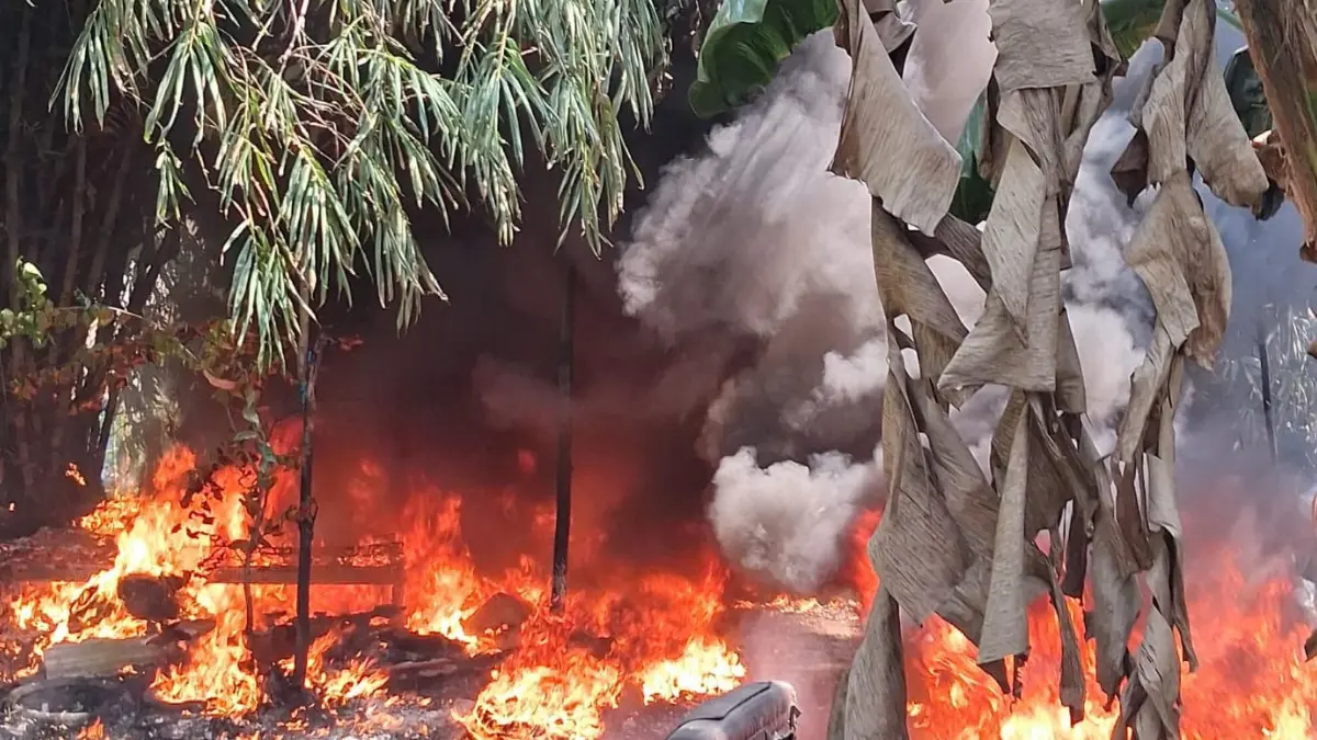 Petugas pemadam kebakaran  saat memadamkan api di Cibinong, Kabupaten Bogor. (Dok. Damkar Kabupaten Bogor)