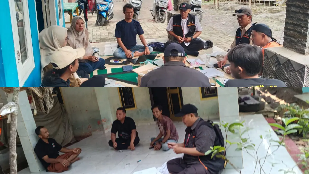 Petugas sensus sedang bersana warga Sukamulya Bogor. (Nasir/ Radar Bogor)