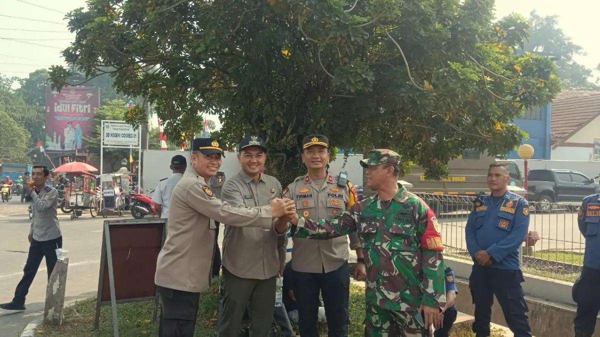 Petugas TNI Polri melakukan pengawalan penertiban bangunan liar di Parung Bogor.  (Nasir/ Radar Bogor)