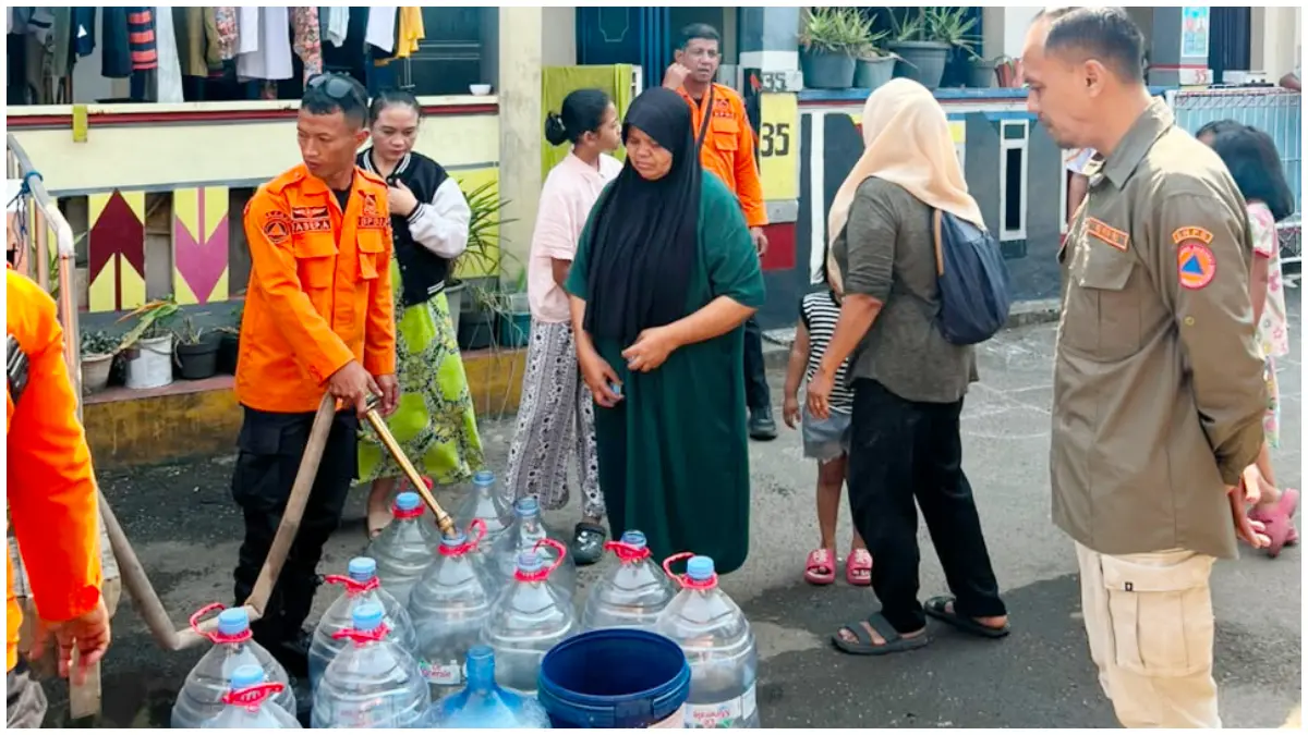 Proses penyaluran air bersih untuk warga Kedung Halang Kota Bogor yang alami kekeringan. (Foto: BPBD for Radar Bogor)