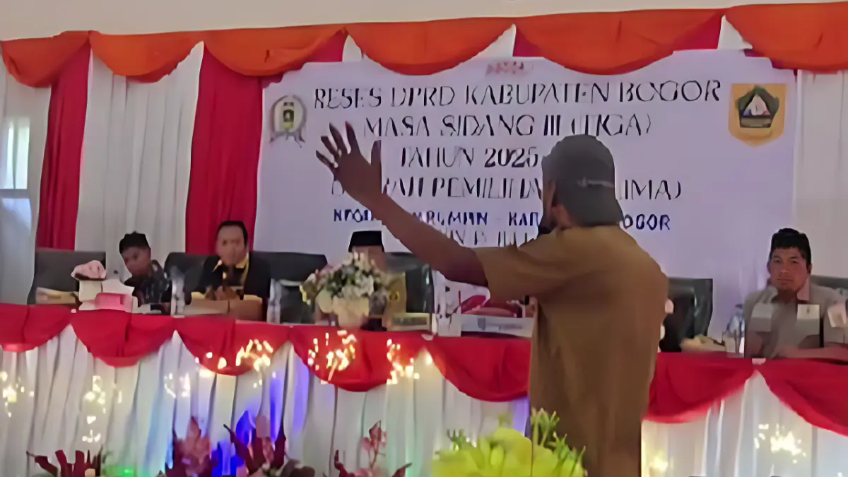 Reses anggota DPRD Kabupaten Bogor di Kantor Kecamatan Rumpin.  (Nasir/ Radar Bogor)
