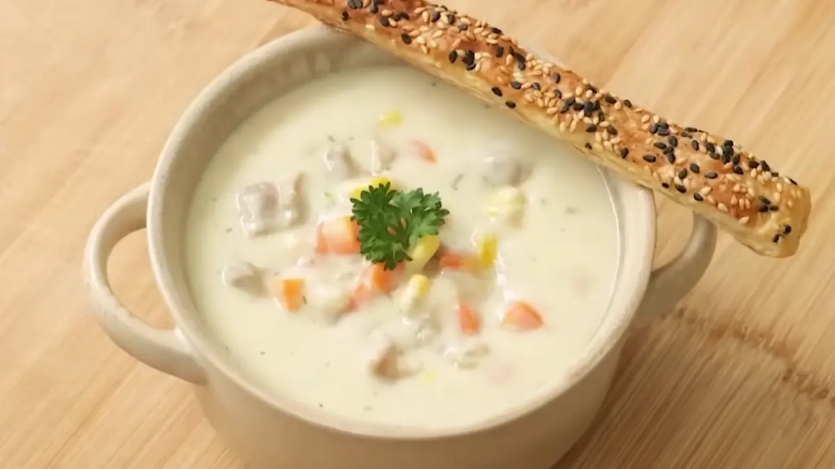 Sup ayam krim ala Chef Devina Hermawan. (Foto: YouTube Devina Hermawan)