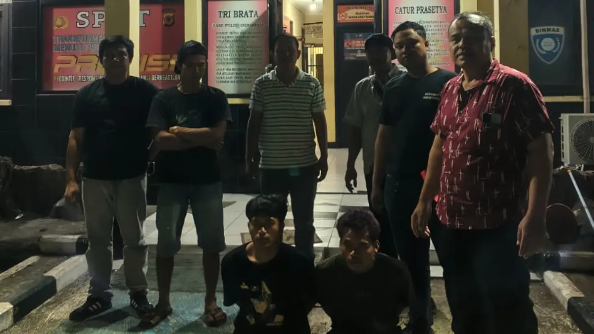 Anggota Polsek Rumpin Bogor membekuk 2 pelaku.  (Nasir/ Radar Bogor)