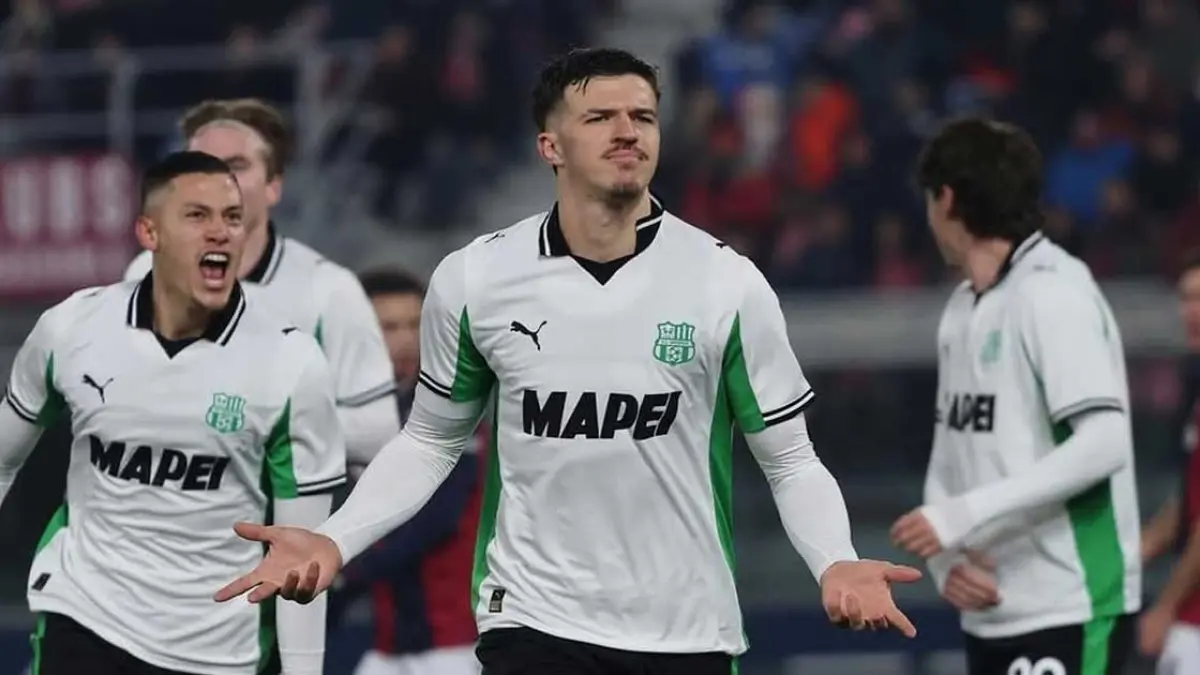 Bek Sassuolo yang merupakan tandem Jay Idzes, Tarik Muharemovic bakal segera gabung Leeds United.