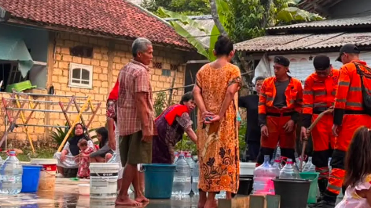 BPBD Kota Bogor menyalurkan air bersih untuk warga Bubulak. (Dzikry/Radar Bogor)
