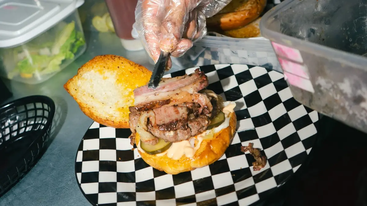 Burger jadi menu andalan Hybrid Meals Backyard, Bogor. Foto: Instagram