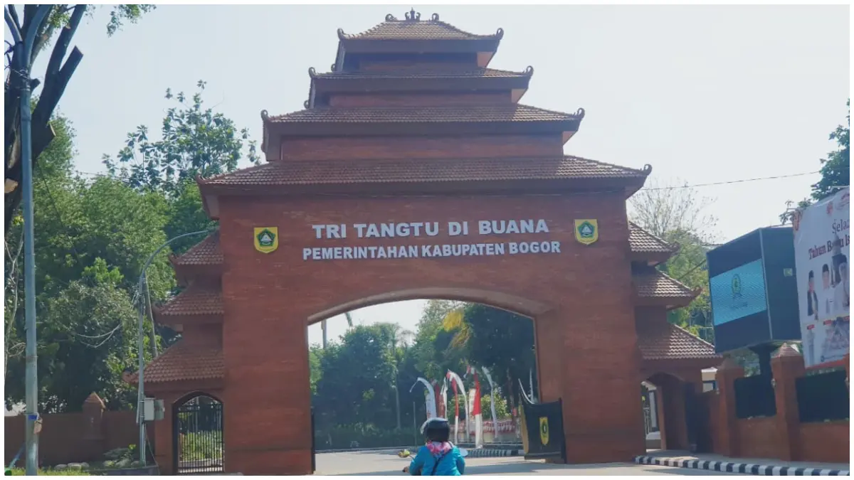 Gapura Tri Tangtu di Buana di pusat Pemkab Bogor. Rencananya setiap gang bakal dibangun mini gapura. (Foto : Billy/Radar Bogor)