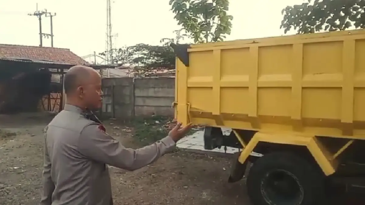 Kapolsek Parungpanjang, Kompol Muhamad Taufik memperlihatkan truk yang dicuri.  (Nasir/ Radar Bogor)